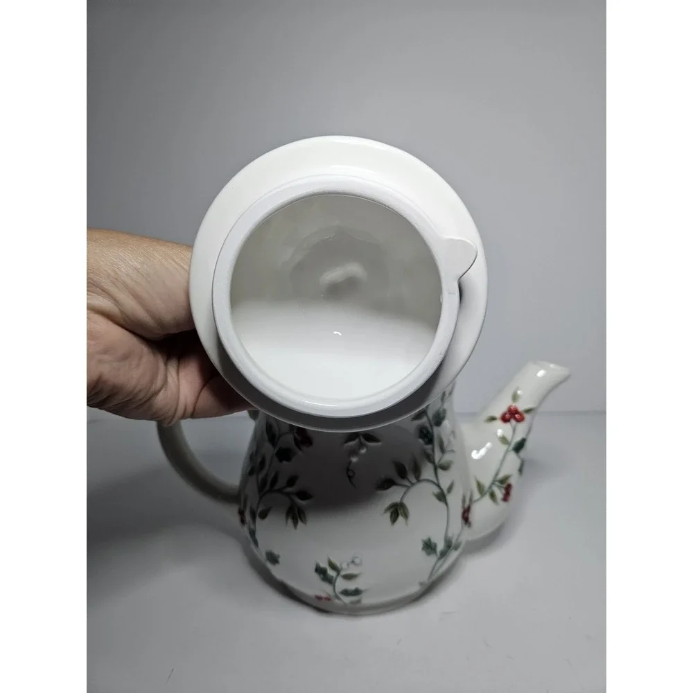 Pfaltzgraff Winterberry Sculpted Teapot Ceramic Holly Berry 109-A13-00 8in 4 Cup